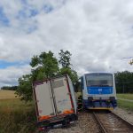 AKTUALIZOVÁNO: V Dobronicích u Chýnova se střetl vlak s nákladním autem. Čtyři zranění