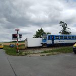 AKTUALIZOVÁNO: V Dobronicích u Chýnova se střetl vlak s nákladním autem. Čtyři zranění