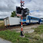 AKTUALIZOVÁNO: V Dobronicích u Chýnova se střetl vlak s nákladním autem. Čtyři zranění
