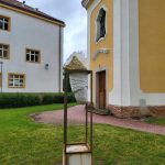 Socha, ve které část veřejnosti spatřuje penis, bude v Plané nad Lužnicí přemístěna