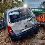AKTUALIZOVÁNO. Vlak se střetl s autem na přejezdu mezi Prachaticemi a Chroboly. Vážně zraněnou ženu transportoval vrtulník