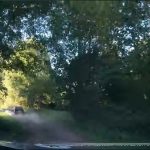 VIDEO: Policie pronásledovala ujíždějící řidiče motocyklu i auta pod vlivem drog. Skončili v poutech