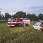 Systém eCall nahlásil další nehodu. Auto u Rankova skončilo mimo silnici, řidiče vyprošťovali hasiči