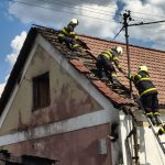 Hořelo auto i přístřešek v Rapšachu. Oheň poškodil také střechu sousedního domu