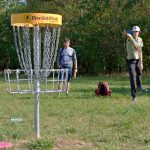 Místo holí létající disky. Prachatický turnaj ukázal rostoucí oblibu discgolfu