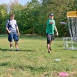 Místo holí létající disky. Prachatický turnaj ukázal rostoucí oblibu discgolfu