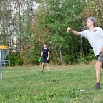 Místo holí létající disky. Prachatický turnaj ukázal rostoucí oblibu discgolfu