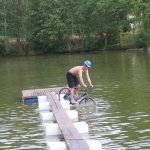 Neckyádu ve Zvíkovském Podhradí doplnily disciplíny na lávce a na laně