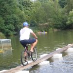 Neckyádu ve Zvíkovském Podhradí doplnily disciplíny na lávce a na laně