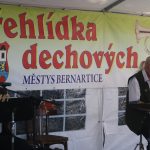 Rekordní návštěvnost na přehlídce dechovek v Bernarticích. Na Český rozhlas jsou lidé naštvaní. Objevují Rádio Dechovka