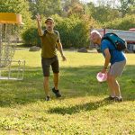 Místo holí létající disky. Prachatický turnaj ukázal rostoucí oblibu discgolfu