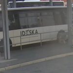 Sprejeři řádili na táborském autobusovém nádraží. Zachytily je kamery