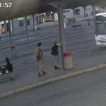 Sprejeři řádili na táborském autobusovém nádraží. Zachytily je kamery