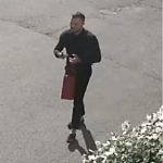 Muž chtěl hodinky Rolex, přišel o téměř půl milionu. Policisté pátrají po podvodníkovi