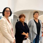 Kouzelný třpyt korálků zdobí Galerii 140 v Táboře. K vidění jsou i korálkové šaty, které drží rekord - Jižní Čechy Teď!