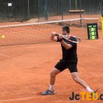 Tomáš Kainráth využil absence lídra seriálu a zvítězil