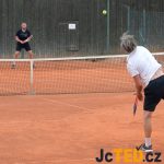 Tomáš Kainráth využil absence lídra seriálu a zvítězil
