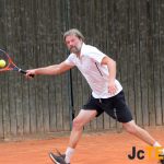 Tomáš Kainráth využil absence lídra seriálu a zvítězil
