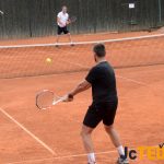 Tomáš Kainráth využil absence lídra seriálu a zvítězil