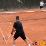 Tomáš Kainráth využil absence lídra seriálu a zvítězil