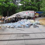 AKTUALIZOVÁNO: Střet nákladního auta s vlakem zastavil železniční dopravu. Více než 20 cestujících bylo evakuováno