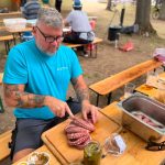 VIDEO: Ve Veselíčku letos vyhrálo vepřové, ale v hrnci bublala i chobotnice. Nejlepší guláš uvařila domácí Gulášová pěchota