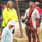 Kmotři herečka Morávková a skladatel Malásek pokřtili v Zoo Dvorec tříměsíční zebří slečnu na Ziggy