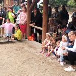 Kmotři herečka Morávková a skladatel Malásek pokřtili v Zoo Dvorec tříměsíční zebří slečnu na Ziggy