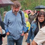 Kmotři herečka Morávková a skladatel Malásek pokřtili v Zoo Dvorec tříměsíční zebří slečnu na Ziggy