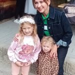 Kmotři herečka Morávková a skladatel Malásek pokřtili v Zoo Dvorec tříměsíční zebří slečnu na Ziggy