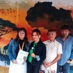Kmotři herečka Morávková a skladatel Malásek pokřtili v Zoo Dvorec tříměsíční zebří slečnu na Ziggy