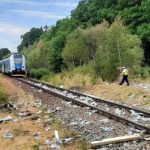 AKTUALIZOVÁNO: Střet nákladního auta s vlakem zastavil železniční dopravu. Více než 20 cestujících bylo evakuováno