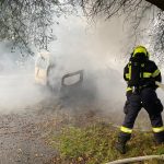 U Orlíka shořelo auto. Škoda je 130 tisíc korun