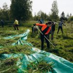 Tam, kam se technika nedostane, nastupují dobrovolníci. Na Šumavě pomáhali lidé z deseti zemí