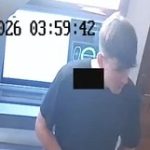 Policie vyšetřuje případ poškozeného bankomatu v Budějovicích. Pátrá po muži z fotografie