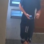 Policie vyšetřuje případ poškozeného bankomatu v Budějovicích. Pátrá po muži z fotografie