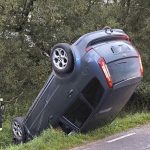 U obce Stádlec skončilo auto na střeše. Seniora vyprošťovali hasiči