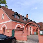 Špína a odpadky. Inspekce uzavřela přípravnu pokrmů restaurace v Jindřichově Hradci