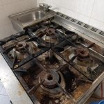 Špína a odpadky. Inspekce uzavřela přípravnu pokrmů restaurace v Jindřichově Hradci