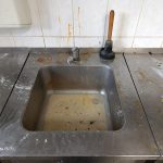 Špína a odpadky. Inspekce uzavřela přípravnu pokrmů restaurace v Jindřichově Hradci