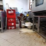 Špína a odpadky. Inspekce uzavřela přípravnu pokrmů restaurace v Jindřichově Hradci