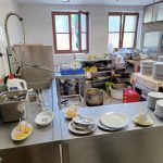 Špína a odpadky. Inspekce uzavřela přípravnu pokrmů restaurace v Jindřichově Hradci