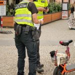 Budějovičtí strážníci s policisty se při společné akcii zaměřili na elektrokola a elektrokoloběžky