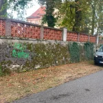 Zeď u zámku ve Lnářích počmáral sprejer. Policie hledá svědky