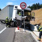 Doplnění k nehodě na obchvatu Lišova: Zraněného muže museli z auta vyprošťovat hasiči