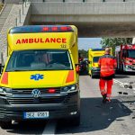 Doplnění k nehodě na obchvatu Lišova: Zraněného muže museli z auta vyprošťovat hasiči