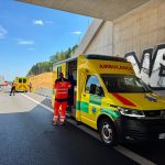 Doplnění k nehodě na obchvatu Lišova: Zraněného muže museli z auta vyprošťovat hasiči