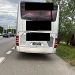 Řidič rakouského autobusu si s dodržováním pravidel hlavu nelámal. Vezl přitom děti