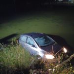 Na Třeboňsku sjelo auto do rybníka