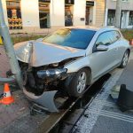 AKTUALIZOVÁNO: V centru Budějovic narazilo auto do semaforu. Dva zranění